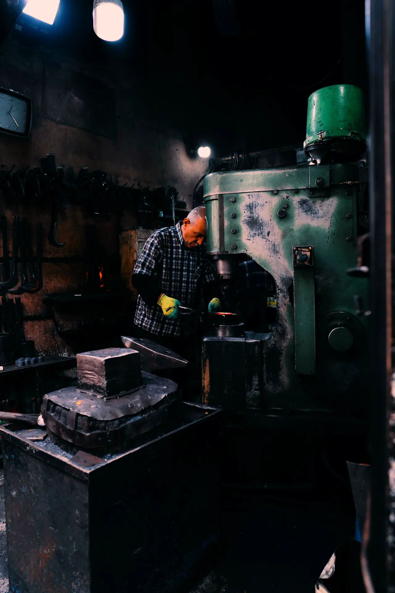 Iemand aan een machine in een fabriekshal