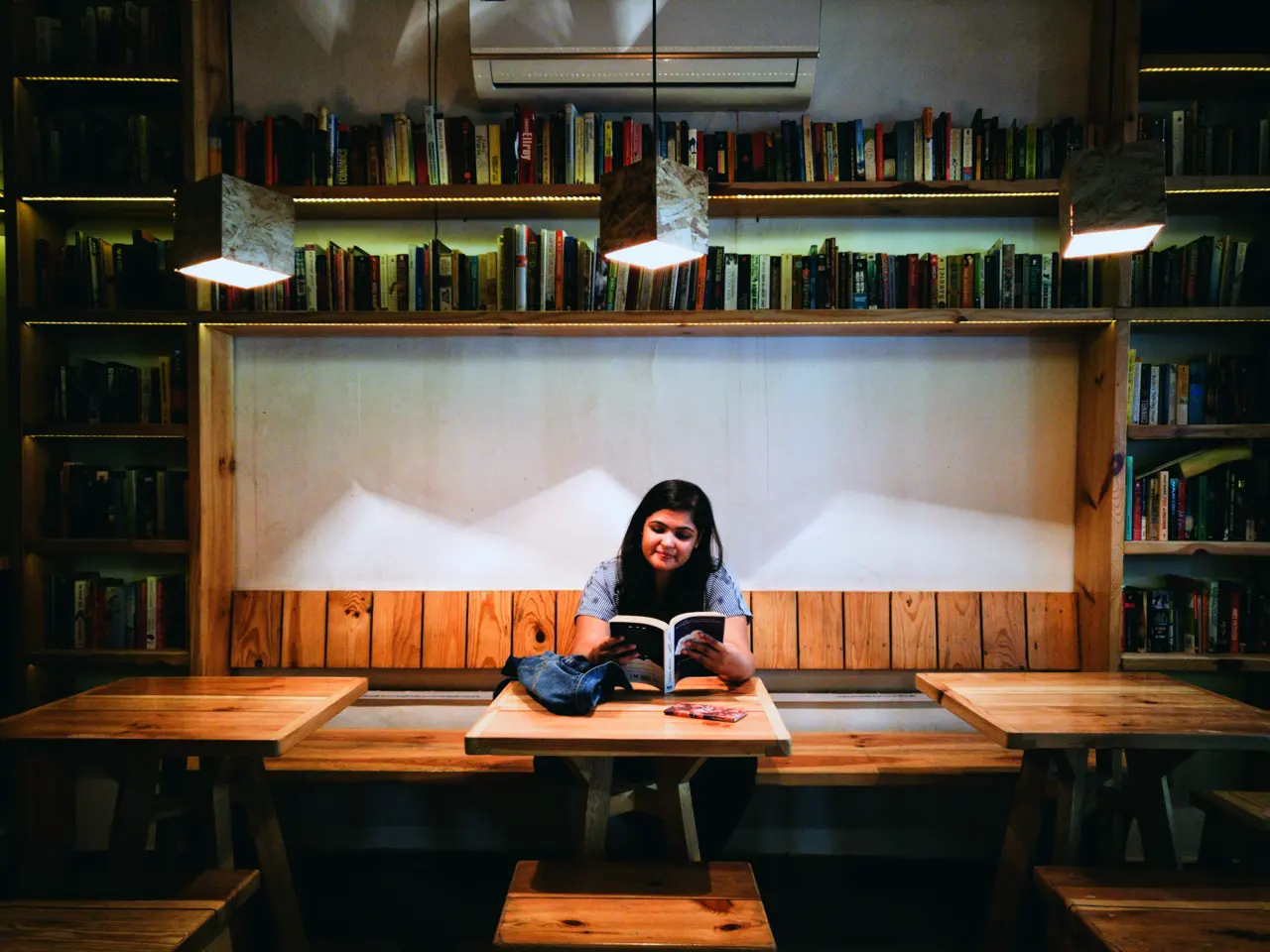 Iemand leest aan een lange tafel