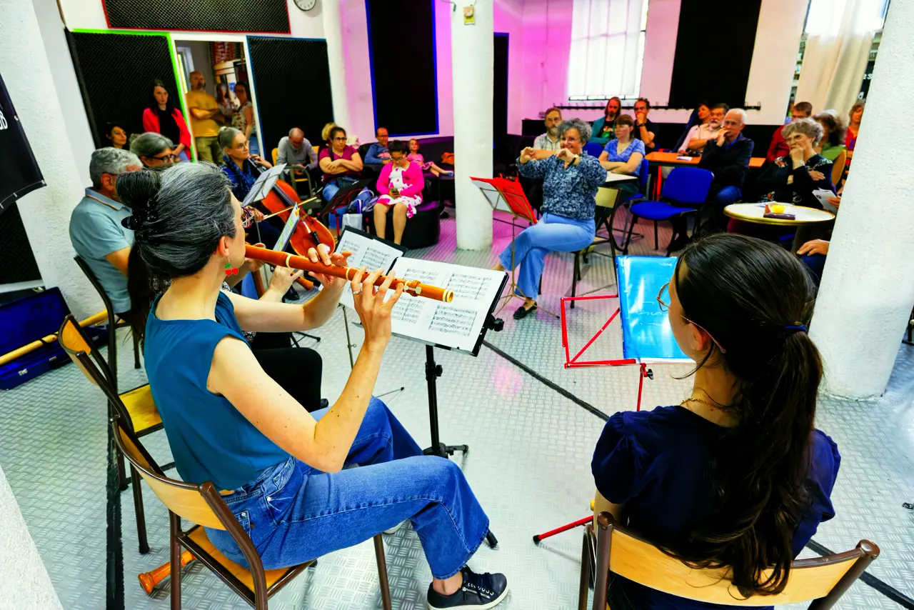 Een orkest repeteert in een lichte zaal