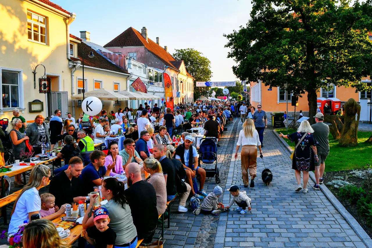 Een straatfeest met lange tafels
